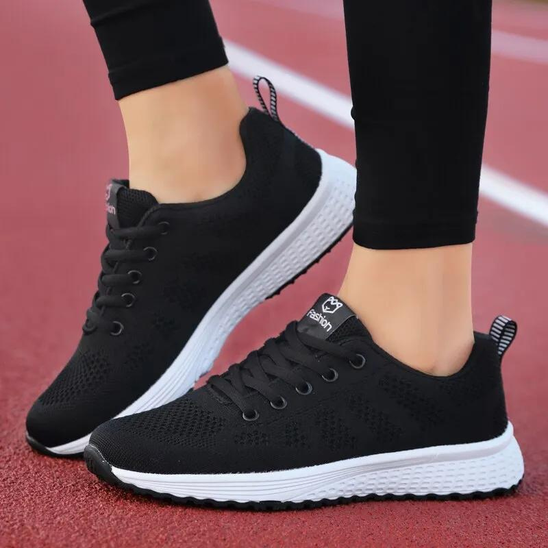 basket randonnée femme noir porté
