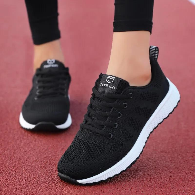 basket randonnée femme noir porté