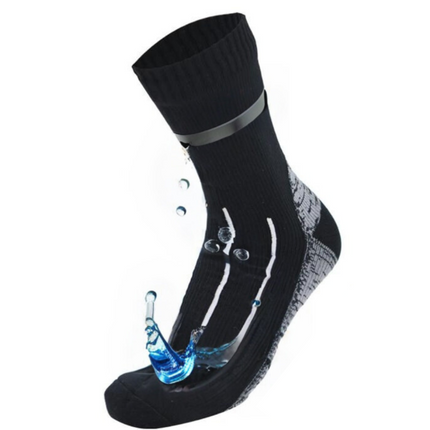Chaussettes Imperméables de Randonnée gris sur fond blanc