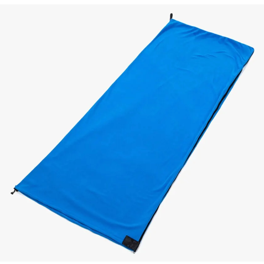 Drap Sac de Couchage Bleu Doux et Portable en Térylène sur fond blanc