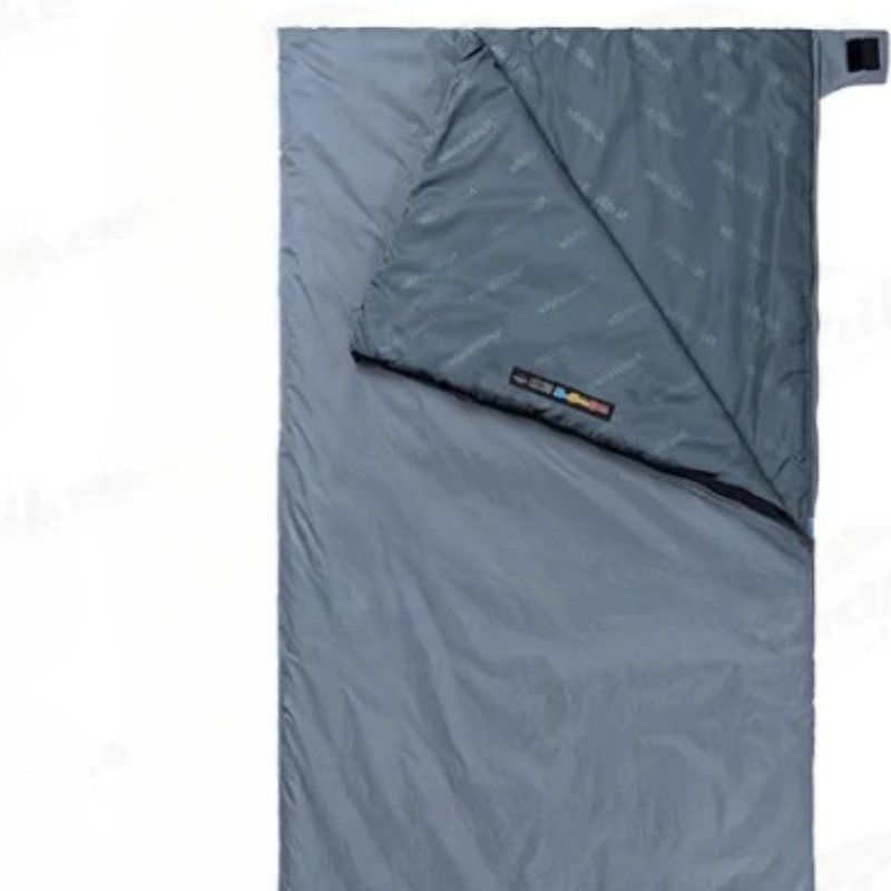 Sac de Couchage Ultra Light Confortable et Respirant en Nylon sur fond blanc