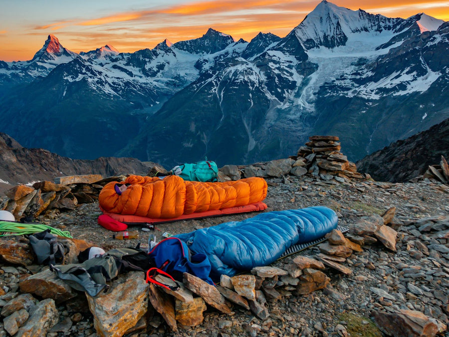 Sacs de couchage installés pour un bivouac en montagne