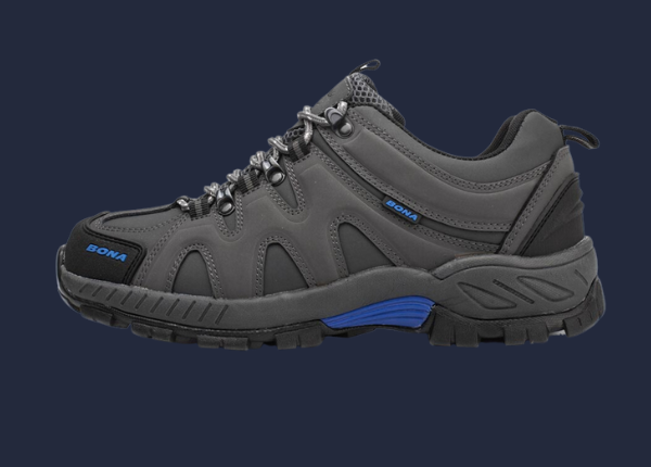 chaussure de randonnée homme gris sur fond bleu 