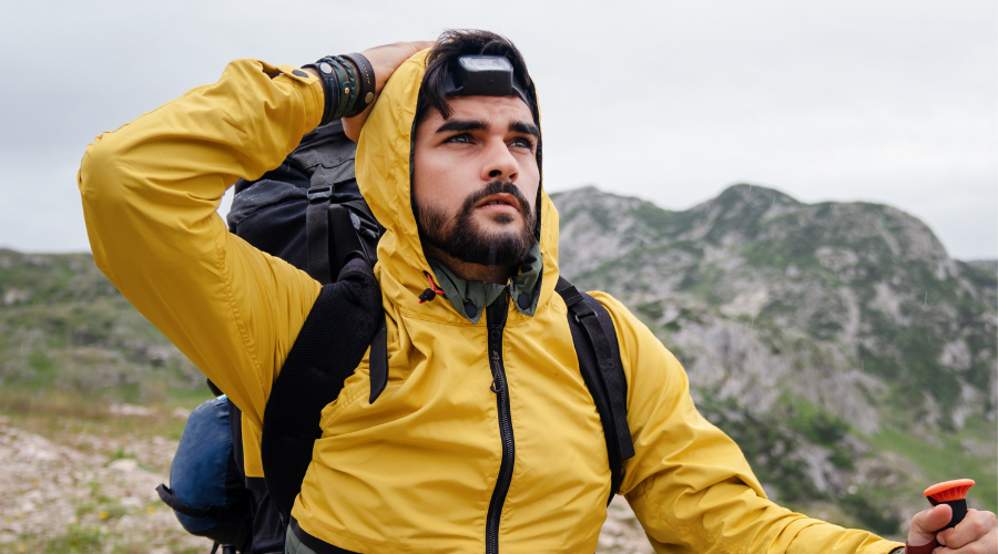 homme faisant une randonnée