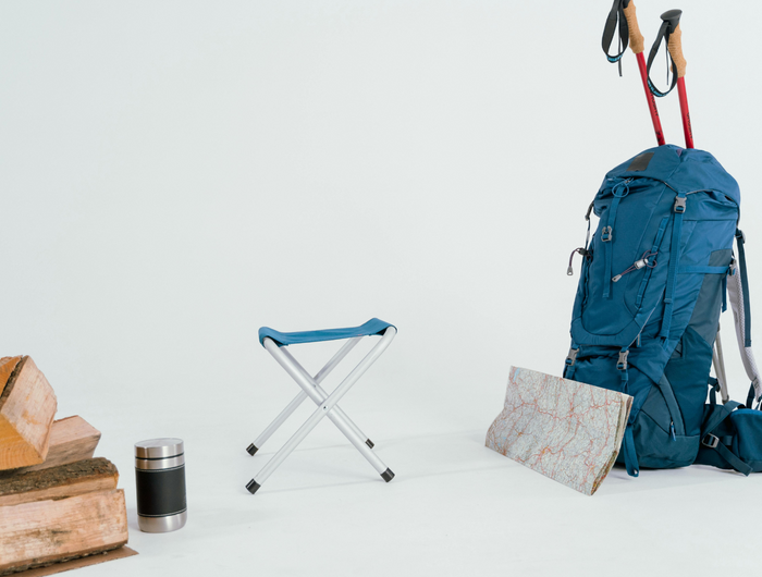 matériels de randonnée, sac à dos, bâtons, gourdes, chaise.