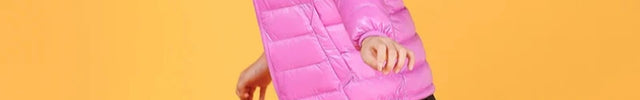 jeune fille avec veste rose