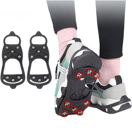 Crampons enfilés sur une basket, vue de la semelle avec les pointes