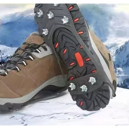 Crampons montés sur une chaussure de randonnée en cuir, dans la neige