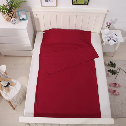 Drap Sac de Couchage Doux et Confortable en Polyester et Coton sur un lit dans une chambre