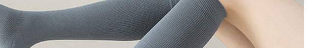 Chaussettes de compression grises portées, hauteur sous le genou