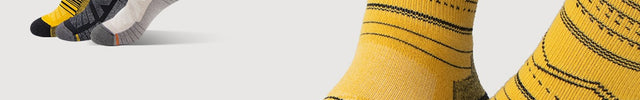 Chaussettes de randonnée mérinos jaunes portées aux pieds