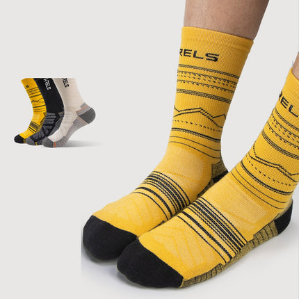 Chaussettes de randonnée mérinos jaunes portées aux pieds