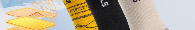 Les trois coloris des chaussettes mérinos sur fond enneigé
