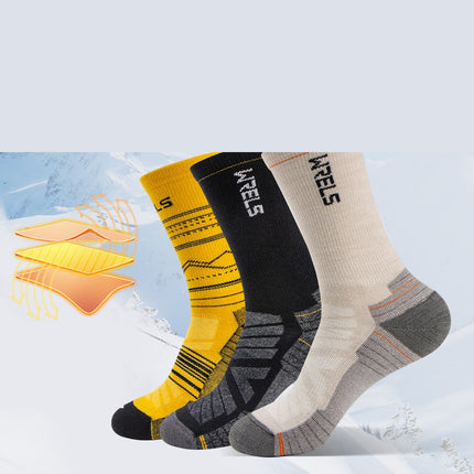 Les trois coloris des chaussettes mérinos sur fond enneigé