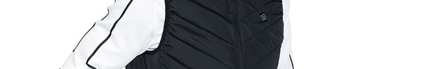 Gilet chauffant noir porté sur un sous-pull blanc