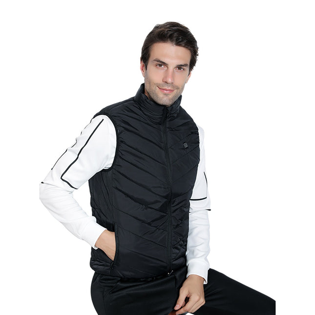 Gilet chauffant noir porté sur un sous-pull blanc