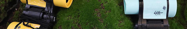 Quatre paires de jumelles enfants de couleurs différentes dans la nature