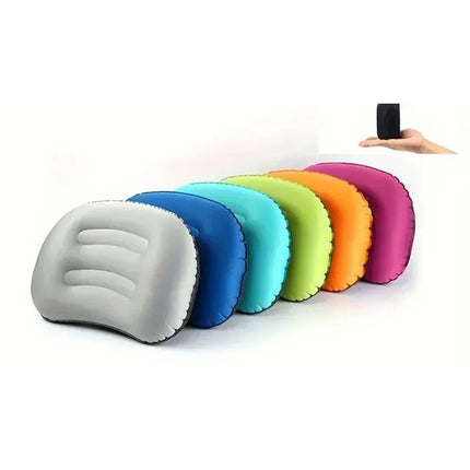 Les six coloris de l'oreiller gonflable : gris, bleu marine, bleu ciel, vert anis, orange et rose