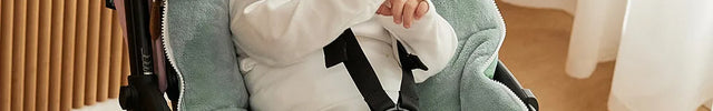Sac de Couchage Hivernal pour Bébé avec Col en Fausse Fourrure sur un enfant sur une poussette sur fond marron 