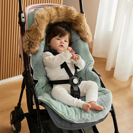 Sac de Couchage Hivernal pour Bébé avec Col en Fausse Fourrure sur un enfant sur une poussette sur fond marron 
