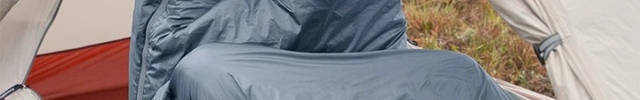 Sac de Couchage Ultra Light Confortable et Respirant en Nylon sur un homme dans une tente