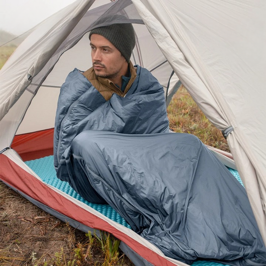 Sac de Couchage Ultra Light Confortable et Respirant en Nylon sur un homme dans une tente