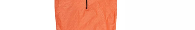 Sac de Couchage Ultra Light Orange Thermique et Imperméable sur fond blanc avec le sac de rangement