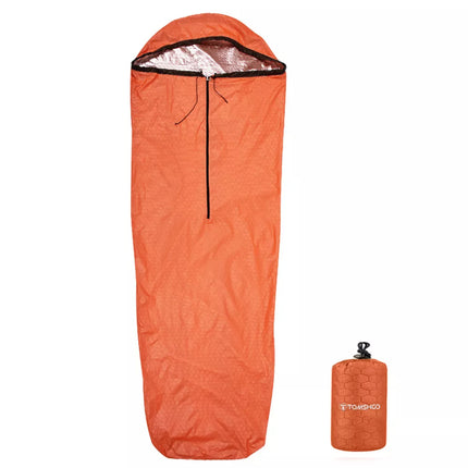 Sac de Couchage Ultra Light Orange Thermique et Imperméable sur fond blanc avec le sac de rangement