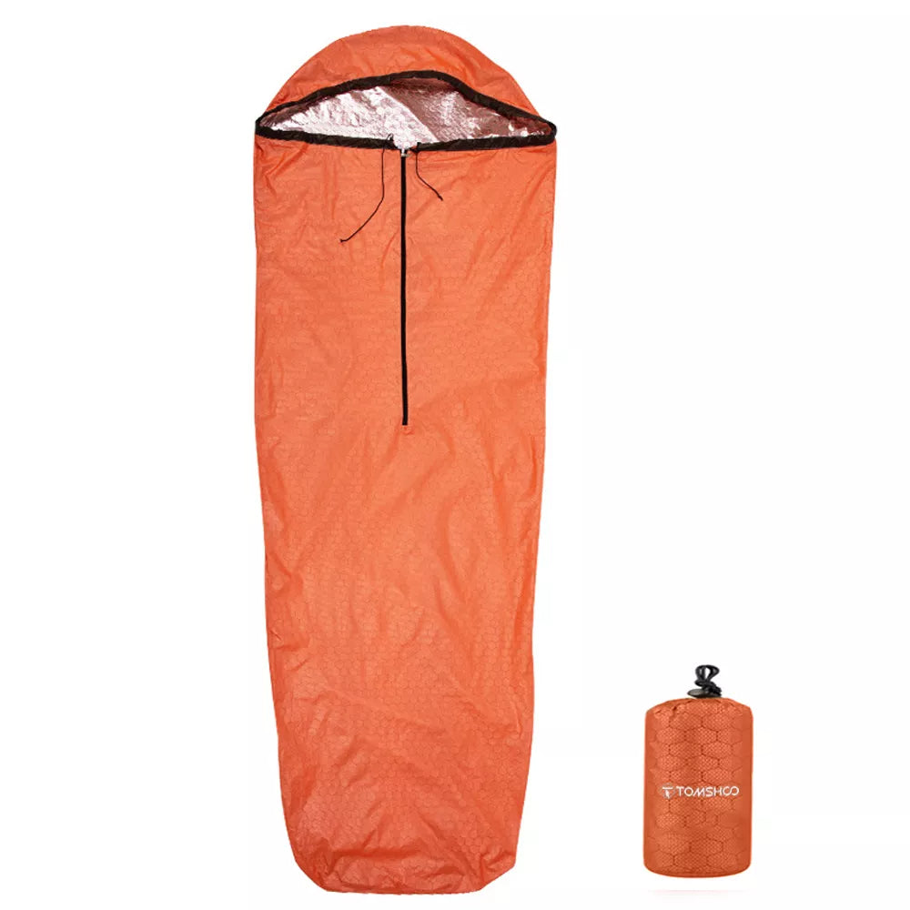 Sac de Couchage Ultra Light Orange Thermique et Imperméable sur fond blanc avec le sac de rangement