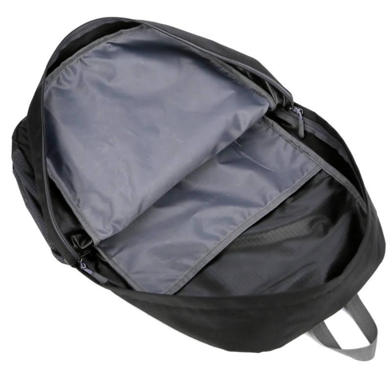 compartiment spacieux du sac à dos randonnée pliable avec rangement pratique sur fond blanc
