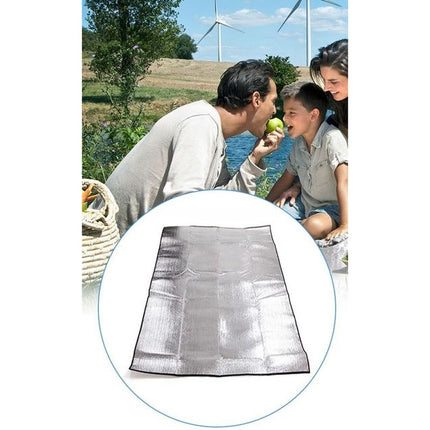 Tapis de sol aluminisé utilisé en pique-nique, avec le détail du produit replié
