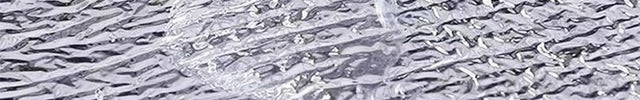 Gros plan sur la surface aluminisée du tapis et une goutte d'eau en perle