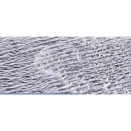Gros plan sur la surface aluminisée du tapis et une goutte d'eau en perle