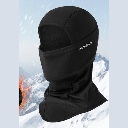 Cagoule polaire noire coupe-vent sur fond de montagne enneigée