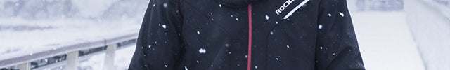 Cycliste portant la cagoule polaire sous la neige
