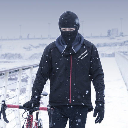 Cycliste portant la cagoule polaire sous la neige