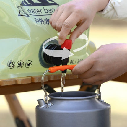 Robinet à poussoir du jerrican remplissant une bouilloire