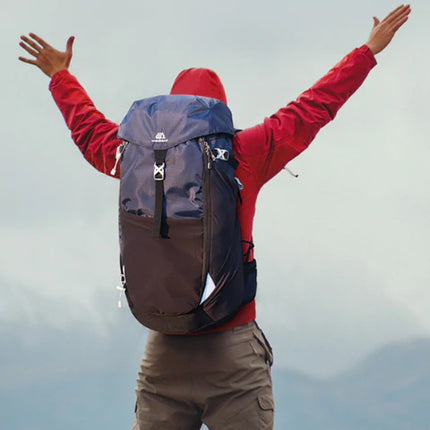 homme heureux avec sac à dos randonnée 50l