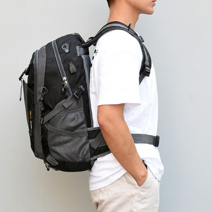 sac à dos connecté porté par un homme