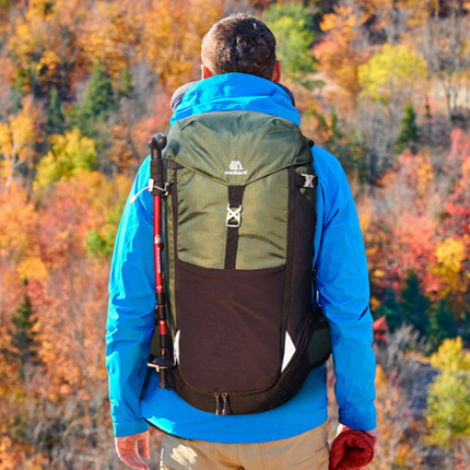 homme avec le sac à dos randonnée 50l